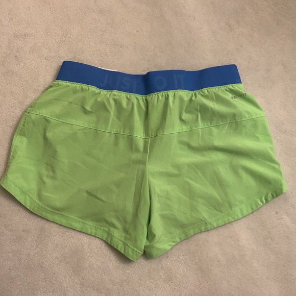 Nike dri-fit short lined with biker shorts - Picture 2 of 4